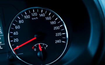 Raisons pour lesquelles un moteur monte dans les tours