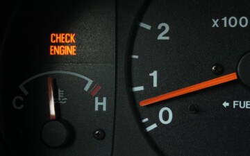 Conduire avec le voyant de contrôle du moteur allumé