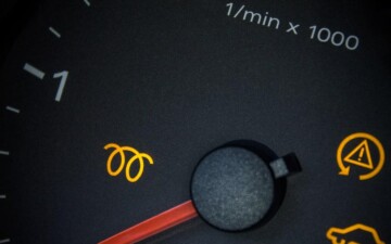 Les dangers de conduire avec le voyant de la bougie de préchauffage allumé