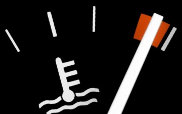 Conduire avec le voyant de pression du liquide de refroidissement allumé